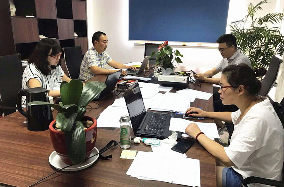 審核組成員在能達(dá)環(huán)境相關(guān)部門負(fù)責(zé)人的陪同下，正在進行相關(guān)審核工作2