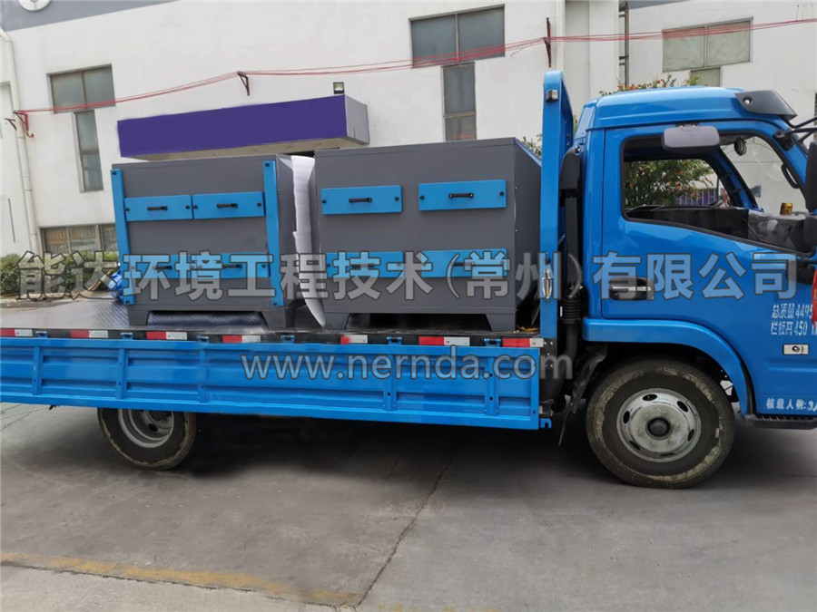 圖為2套熔噴布廢氣處理設(shè)備正在裝車