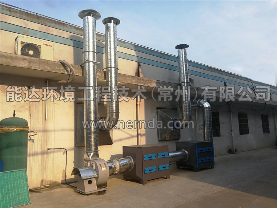 能達(dá)環(huán)境設(shè)計(jì)生產(chǎn)的型號(hào)為DAHT-7000熔噴布廢氣處理設(shè)備安裝在一樓車間室外空地